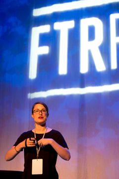 "Teollisuuden neljäs vallankumous mullistaa kaikki toimialat." Olivia Price-Walker avasi FTRForum- 2017 -tapahtuman tulevaisuuden megatrendeillä. Kuva: Heikki Jokinen.