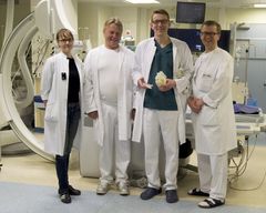 Sairaalafyysikko Satu Stringell (vas.) oli mukana tekemässä 3D-tulostetun sydämen teknistä ratkaisua. Erikoislääkäri Olavi Lammintausta, osastonylilääkäri Juha Sinisalo ja erikoislääkäri Janne Rapola (oik.) olivat osa lääkäreistä ja hoitajista muodostunutta tiimiä, joka teki ensimmäisen toimenpiteen, jonka suunnittelussa oli käytetty potilaan sydämestä tehtyä 3D-tulostetta. Kuva: HUS/Maria Moreno