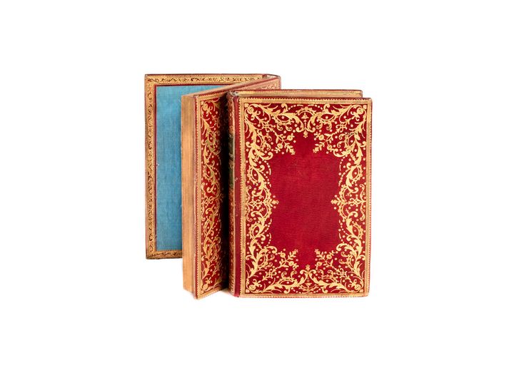 Blin de Sainmore: Adrien-Michel-Hyacinthe. Oeuvres. I–II. Paris 1774, Amsterdam 1775. Näyttelystä KAUNISTA!. Kuva: Niilo Hassi c Kansalliskirjasto. CC BY, NC
