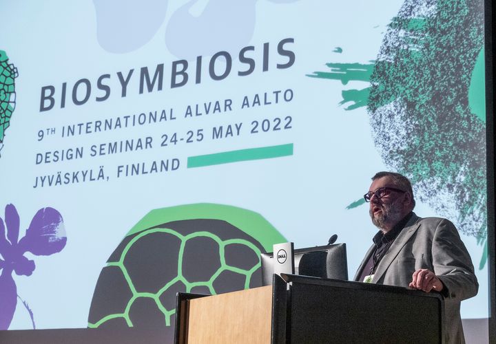 Alvar Aalto -säätiön toimitusjohtaja avasi Alvar Aalto Design Seminarin Jyväskylän yliopiston päärakennuksella 24.5.2022. Valokuva Maija Holma, Alvar Aalto -säätiö.