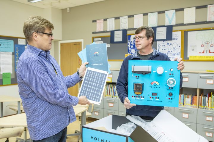 Aurinkopaneelin avulla oppilaat voivat harjoitella sähkön pientuotantoa. Vasemmalla rehtori Jorma Kinnunen ja oikealla STUL:n Pohjois-Savon sähköurakoitsijoiden puheenjohtaja Hannu Huuskonen.