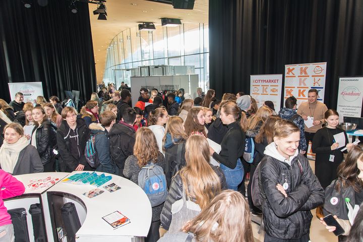 Helsinkiläisiä nuoria Helsingin työllisyyspalvelujen rekrytapahtumassa Oodissa vuonna 2019. Vuonna 2020 rerytapahtumat siirtyivät laajalti verkkoon koronapandemian vuoksi. (Kuva: Helsingin kaupunki, kuvaaja Ilkka Ranta-aho)