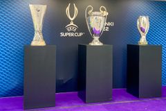 UEFA Super Cupin, Mestarien liigan ja Eurooppa-liigan pokaalit olivat esillä myös heinäkuussa Helsinki Cupissa. Kuva: Mila Eremina