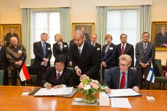 Indonesian ympäristö- ja metsäministeri Siti Nurbaya ja Suomen maatalous- ja ympäristöministeri Kimmo Tiilikainen allekirjoittivat 7.4.2017 maidenvälisen yhteisymmärryspöytäkirjan metsätalouden kehittämiseksi ja luonnonvarojen kestävän käytön edistämiseksi. (kuva: Erkki Oksanen / Luke)