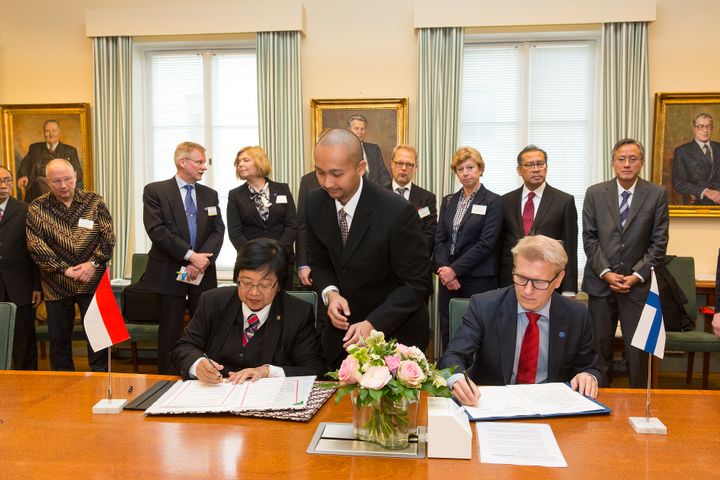 Indonesian ympäristö- ja metsäministeri Siti Nurbaya ja Suomen maatalous- ja ympäristöministeri Kimmo Tiilikainen allekirjoittivat 7.4.2017 maidenvälisen yhteisymmärryspöytäkirjan metsätalouden kehittämiseksi ja luonnonvarojen kestävän käytön edistämiseksi. (kuva: Erkki Oksanen / Luke)