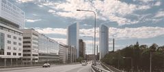 Suuntaa antava hahmotelma siitä, millaisia Ruoholahden uudet rakennukset voisivat olla 16-, 28- ja 30-kerroksisina. Näkymä Ruoholahden sillalta länteen. (Helin & Co Arkkitehdit, Verstas Arkkitehdit ja Arkkitehtitoimisto Sarc)