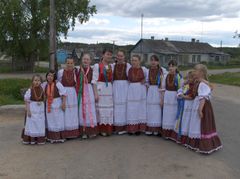Lasten lyydiläislauluryhmä Vesl’aažed, Kuujärvi 2006. Kuva: Miikul Pahomov