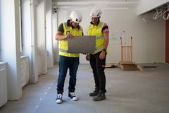 Janne Tuominen ja Ville Valtamo Turun Sampo-talon kohteessa. Kuva: Heikkinen Yhtiöt. Kuvat ovat vapaasti julkaistavissa.