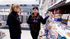 K-Supermarket Oriveden kauppias Sofia Siili-Malinen neuvoo kesätyöntekijä Fanny Mäkitaloa hyllyjen täyttämisessä.