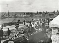 Hanna Heinilä: Hääseurue Luvian kirkon ulkopuolella Akseli Marttilan ja Selma Löytyn häissä 10.9.1913. Kuvan auto lienee vuosi­mallil­taan vanhin Luvialle ostetuista autoista. Mukana ovat myös morsiamen vanhemmat Löytyn pappa ja mamma.