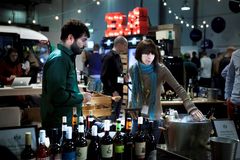 Gastro Helsinki Wine, Beer & Spirits -tapahtumassa voi tutustua viineihin ja viinintuottajiin. Kuva: Messukeskus/Verna Kovanen (ViiniExpo 2016)