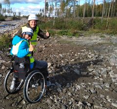 Mikael ja Sanni tutustumassa tonttiin. Kuva: Petri Turtiainen