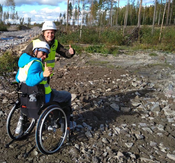 Mikael ja Sanni tutustumassa tonttiin. Kuva: Petri Turtiainen