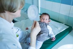 Vauva seuraa katseellaan lastenneurologi Aulikki Lanon esittelemää ympyrää. (Kuva: Linda Tammisto / HY)