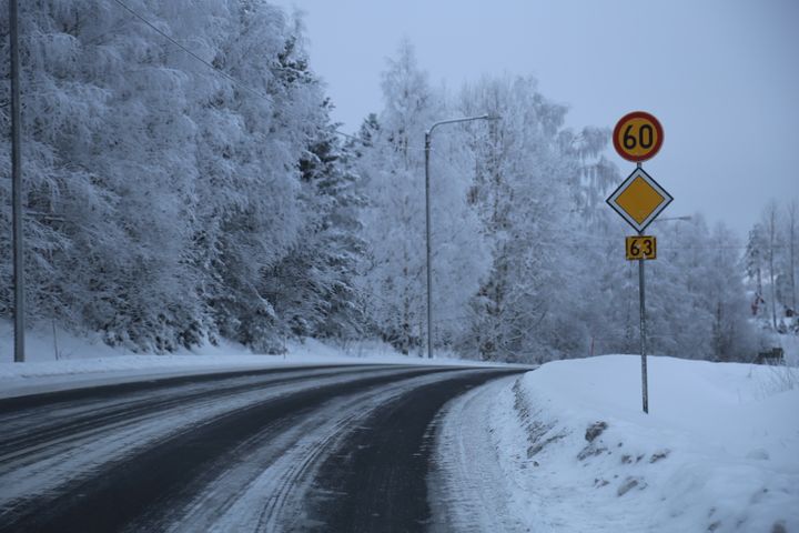 Kruunupyyssä kantatie 63 ei täytä päätien laatutasovaatimuksia. Esim. kuvassa Högnabban kylän kohdalla tien pienipiirteisen geometrian ja tienvarsiasutuksen vuoksi nopeusrajoitus on vain 60 km/h.