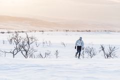 Emmi Peltonen Nuorgamin talvisessa ympäristössä. Photocredit: Kai Kuusisto / Red Bull Content Pool