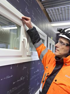 Ikkunoiden raitisilmaventtiilejä ei pidä talvellakaan sulkea kokonaan, neuvoo Tiivin asennuskouluttaja Hannu Kari. Kuva: Petteri Kivimäki.