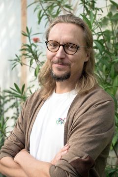 Mikko Rädyn lavarunoesityksiä kuullaan Luonnontieteellisessä museossa. Kuva: Silja Moberg.