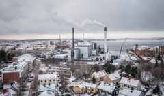 Naistenlahden tontilla ovat rakennustyöt käynnissä samaan aikaan, kun Naistenlahti 2 tuottaa kaukolämpöä ja sähköä pakkaspäivän tarpeisiin. Rakenteilla oleva Naistenlahti 3 -biovoimalaitos korvaa yli 40 vuotta vanhan Naistenlahti 2:n vuoden 2023 alussa.