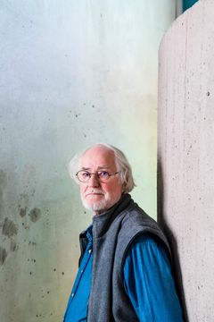 Tapio Wirkkala – Muoto -näyttelyn kuraattori, arkkitehti Juhani Pallasmaa. EMMA – Espoon modernin taiteen museo © Paula Virta / EMMA