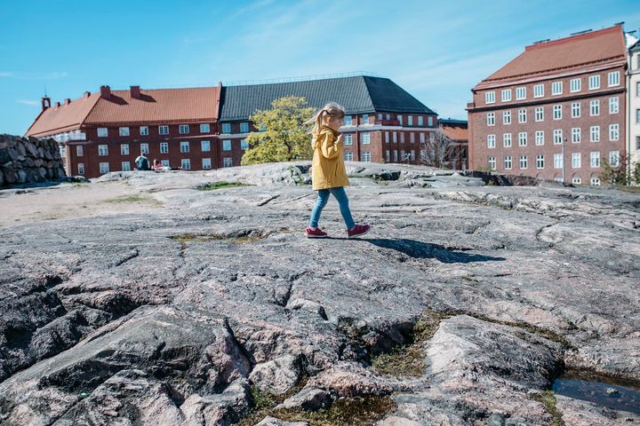 Tyttö Töölössä, Temppeliaukion kirkon yllä kalliolla. Kuva: Elina Manninen/Keksi