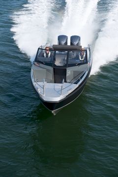 I motsetning til alle de andre Buster-båtene, kan man utstyre Phantom med to motorer. Ved dobbelinstallasjon på Phantom er det kraftigste alternativet en kombinasjon av to 5,3 liters V8-Yamaha med 350 hestekrefter.