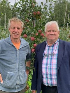 Suomalaisen omenan saanti perinteiseksi lisäaineettomaksi soseeksi, kauppatuotteeksi asti onnistui mm. omenaviljelijä Timo Krappen (vas.) ja Bonne Juomien Matti Väänäsen ansiosta. Kuvasta puuttuu yksi idean isä, lohjalainen konkariviljelijä Jorma Jaakkola.