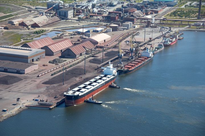 Kuvassa olevia Panamax-luokan sekä Capesize-luokan aluksia käy Kokkolan satamassa vuosittain noin 70 alusta. Kuva: Kokkolan Satama Oy.