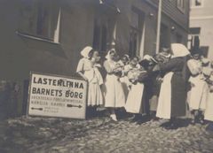 Äidit pienokaisineen Lastenlinnan huoltolaan tulossa vuonna 1921. Kuva: MLL:n arkisto