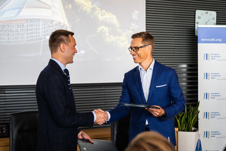 Kuvassa vasemmalla M-Files Oy:n toimitusjohtaja Miika Mäkitalo yhdessä EIP:n Pohjois-Euroopan rahoituksesta vastaavan varapääjohtaja Alexander Stubbin kanssa.