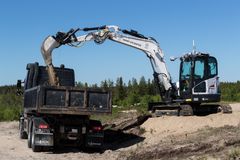 Oulun yliopiston SWARM-hankkeessa kehitetään ja testataan työkoneiden, kuten tämän kaivinkoneen, etäohjausjärjestelmiä (kuva Oulun yliopisto / Janne-Pekka Manninen)