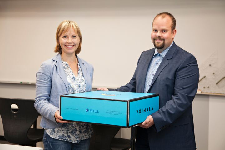Rantakylän yhtenäiskoulun fysiikan opettaja Merja Kankaanpää otti iloisena vastaan Voimala-paketin Markku Hakkaraiselta.