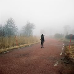 Aura Saarikoski, Harmaatutkimuksia (Kökar) / Research Into Gray (Kökar), 2018. Stolek: 40 x 40 cm.