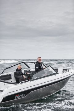 The more than 6-metre-long Yamarin Cross 62 Bow Rider combines an aluminium hull with a GRP deck. It offers good space for seven
persons and is equally at home in day cruising, water sports, coastal connections and commuting.