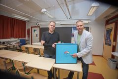Janne Pulkkinen, oikealla, luovutti Ahtialan koulun Mika Laitilalle alueosastonsa lahjoittaman Voimala oppimispaketin