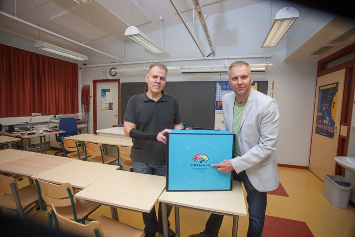 Janne Pulkkinen, oikealla, luovutti Ahtialan koulun Mika Laitilalle alueosastonsa lahjoittaman Voimala oppimispaketin