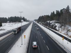 Liikenne sujuu turvallisesti nelikaistaiseksi parannetulla Turun kehätiellä Kauselan ja Pukkilan välillä. Uudistettu tieosuus otettiin käyttöön marraskuun loppupuolella. Kuva: Kreate