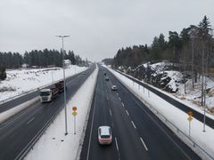 Liikenne sujuu turvallisesti nelikaistaiseksi parannetulla Turun kehätiellä Kauselan ja Pukkilan välillä. Uudistettu tieosuus otettiin käyttöön marraskuun loppupuolella. Kuva: Kreate  