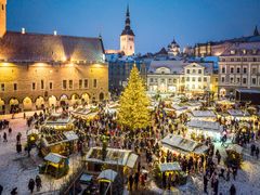 Euroopan kauneimmaksi nimetty Tallinnan joulutori hehkuu tunnelmaa tammikuuhun saakka