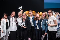 Montonin suunnittelutiimiiin kuuluu virolaisten ja liettualaisten muotisuunnittelijoiden lisäksi myös suomalainen Minja Penttinen (neljäs vas.). Montonin pääsuunnittelija Hanna Haring (toinen vas.) on ehdolla Viron muotialan arvostetuimman palkinnon Kuldnõelan, eli Kultaisen neulan saajaksi.