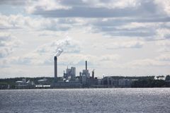 Metsäteollisuuden ympäristölupien noudattamista valvotaan ELY-keskuksessa.