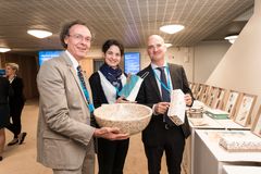 Franck Wolter Luxemburgista (vas.), Claire Morlot Ranskasta ja Aljoscha Requardt Saksasta tutustuivat näyttelyyn ja yllättyivät puuraaka-aineen monikäyttöisyydestä.