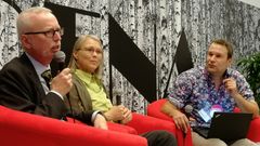 Historikern Dick Harrison är en av Hanaholmens gäster på bokmässan i Göteborg. Här i samspråk med professor Elina Lehtomäki och Hanaholmens Janne Wikström under bokmässan ifjol.