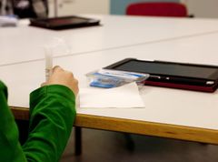 Finhit 1 Kuva: Folkhälsan/Mia Smeds Kuvateksti: Tutkimukseen osallistuvat viidesluokkalaiset antavat sylkinäytteen ja vastaavat kysymyksiin taulutietokoneella. Lisäksi lapset punnitaan ja mitataan.