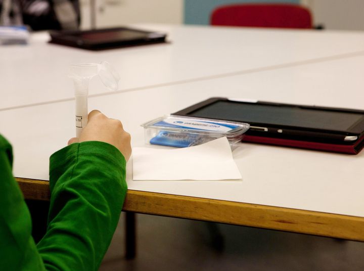 Finhit 1 Kuva: Folkhälsan/Mia Smeds Kuvateksti: Tutkimukseen osallistuvat viidesluokkalaiset antavat sylkinäytteen ja vastaavat kysymyksiin taulutietokoneella. Lisäksi lapset punnitaan ja mitataan.