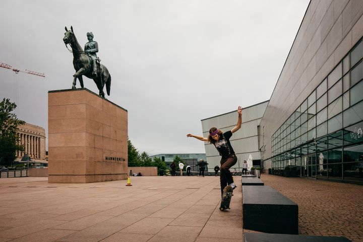 Kuva: Helsinkiläistä kaupunkiympäristöä vuoden 2019 Wiki Loves Monuments -kilpailun finalistikuvassa. Kuva: Mannerheim Monument, PopkovAlexander, CC BY-SA 4.0