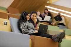 Englanninkielinen Digitally Competent Educators -lyhytkoulutus on suunnattu eri koulutusasteiden opettajille, kouluttajille ja opettajaksi opiskeleville.