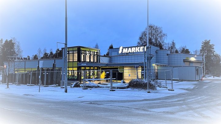 S-market Lievestuoreen piha-alueen muutostyöt ovat jo päässeet alkuun. Parkkialue laajenee ja sisäänkäynti vaihtaa paikkaansa muutostöiden edetessä. Kuva: Elina Piispanen