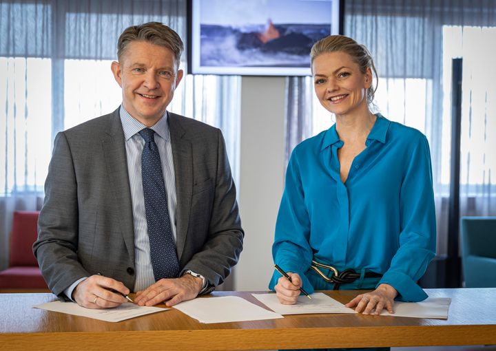 Icelandairin toimitusjohtaja Bogi Nils Bogason (vas.) ja IdunnH2:n toimitusjohtaja Audur Baldvinsdottir.
