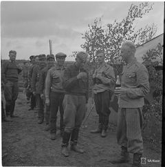 Suomen marsalkan 75-vuotispäiväjuhlat LinnRP 254 järjestäminä:
Juhlan kunniaksi jaetaan miehille konjakkia. Pisi 04.06 1942. Kuva: SA-kuva